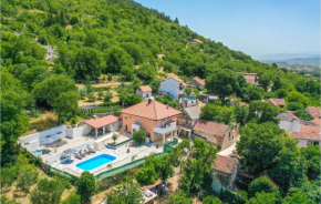 Beautiful home in Donji Prolozac with Outdoor swimming pool, Jacuzzi and 5 Bedrooms
